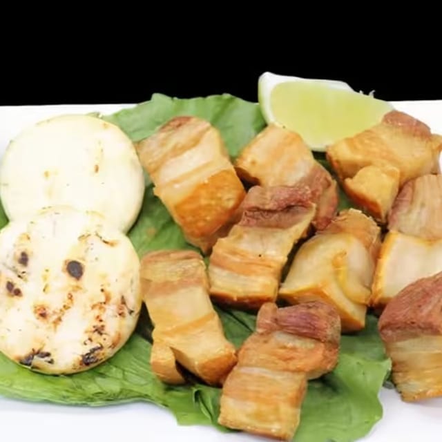 Chicharron Con Arepa o Papa.